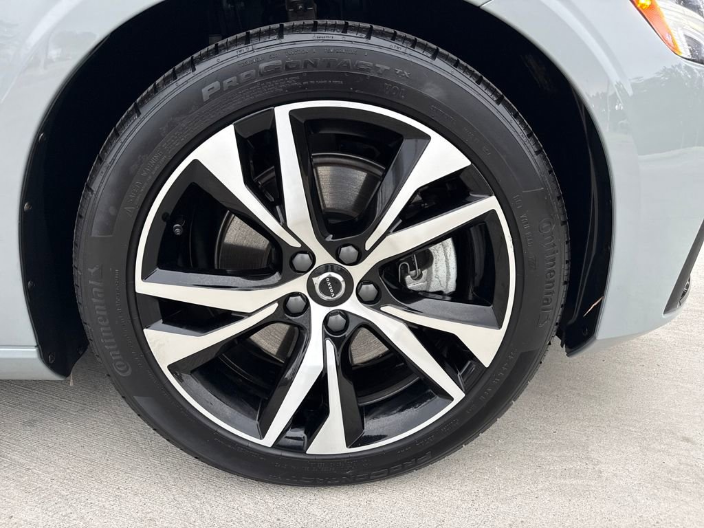 Used 2025 Volvo S60 B5 Core image 11