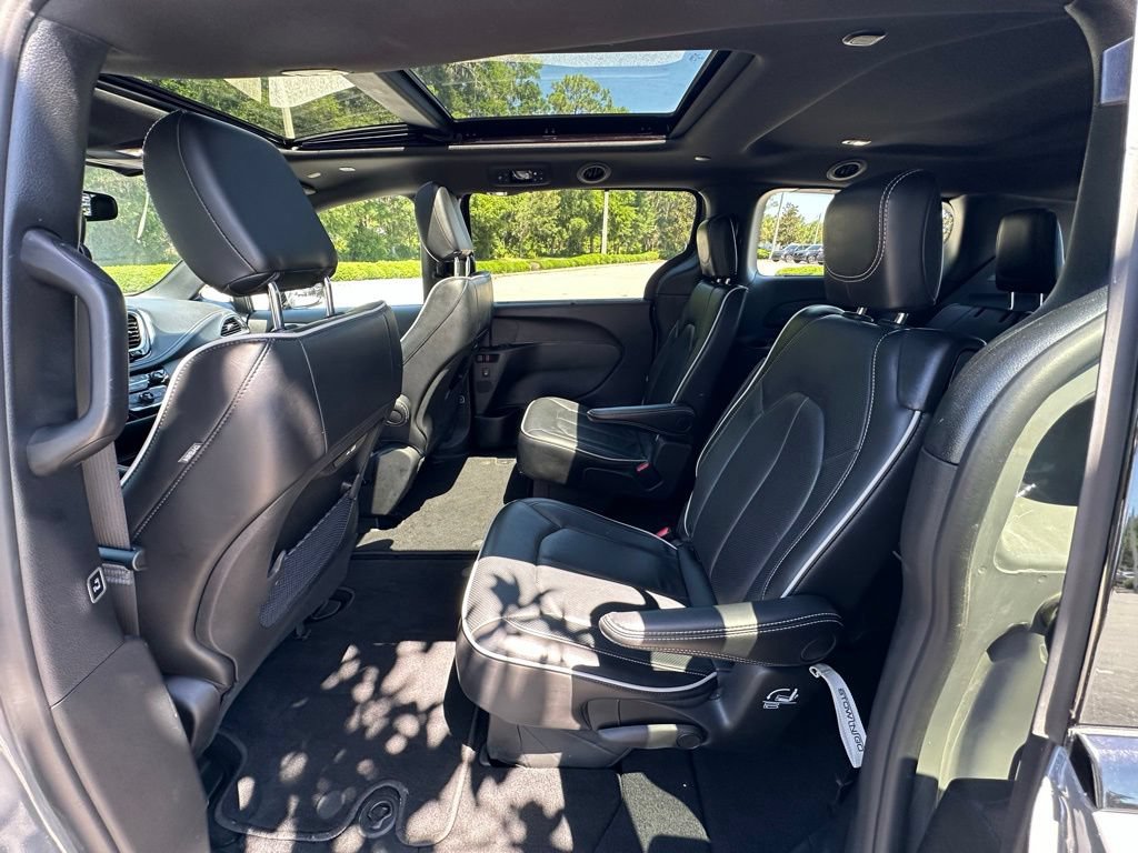 Used 2025 Chrysler Pacifica Limited FWD image 23