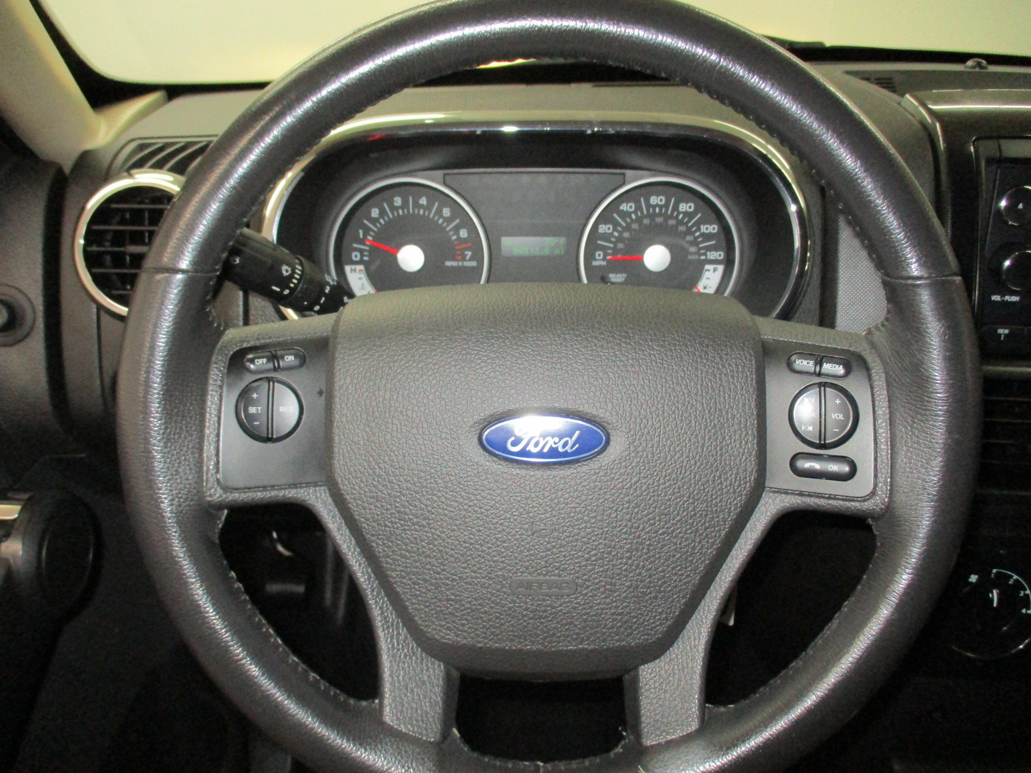 Used 2010 Ford Explorer XLT image 17