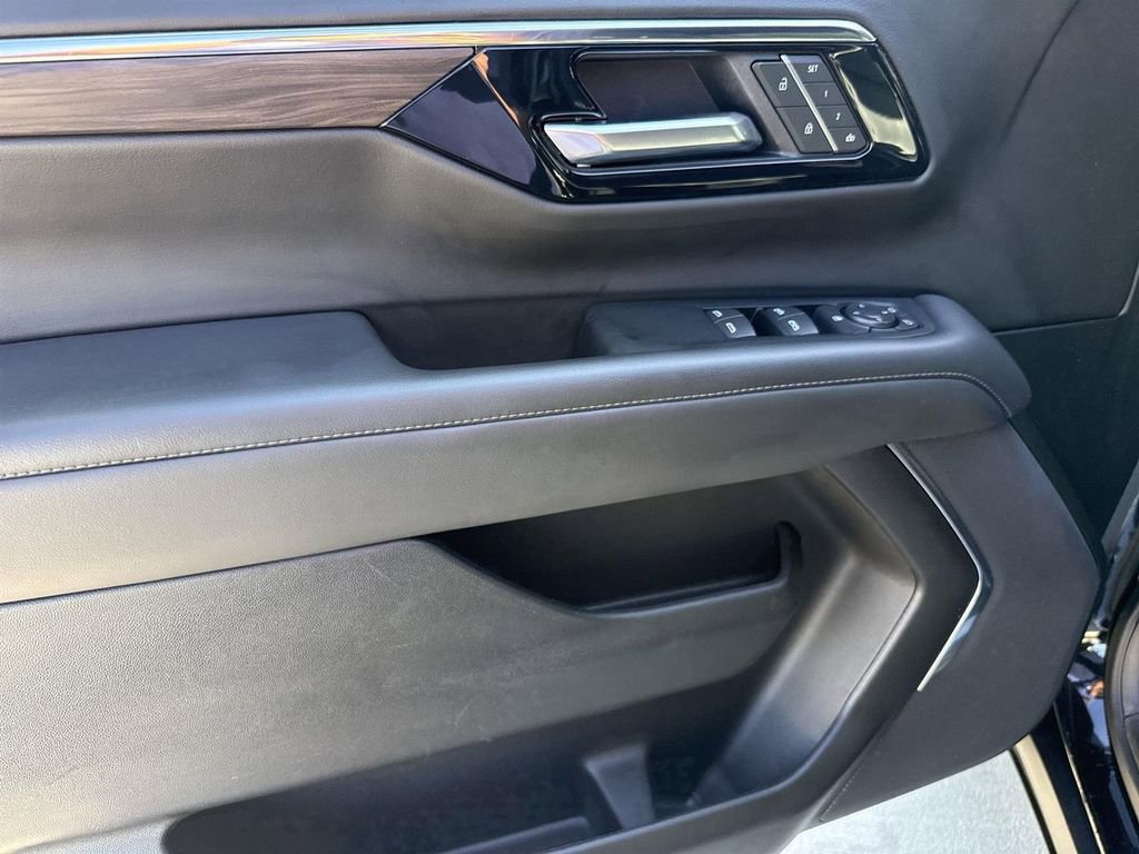 Used 2025 Chevrolet Suburban Z71 image 21