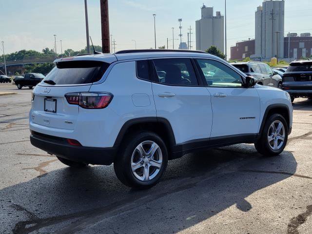 Used 2024 Jeep Compass Latitude AWD/4WD image 2