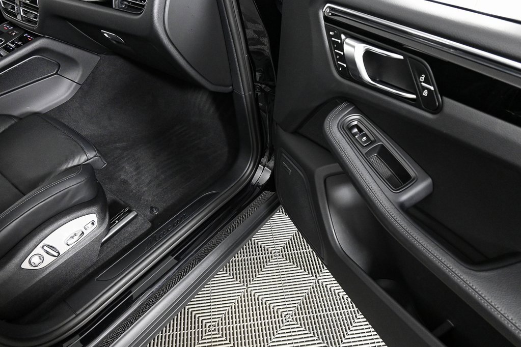 Used 2025 Porsche Macan image 26