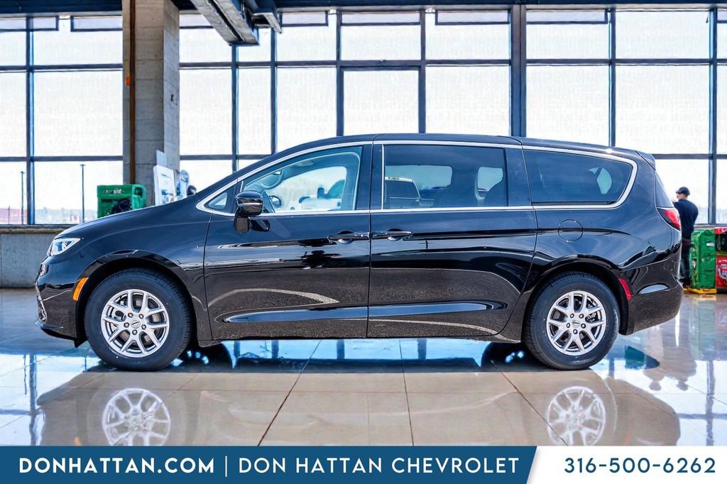 Used 2024 Chrysler Pacifica Touring-L image 2