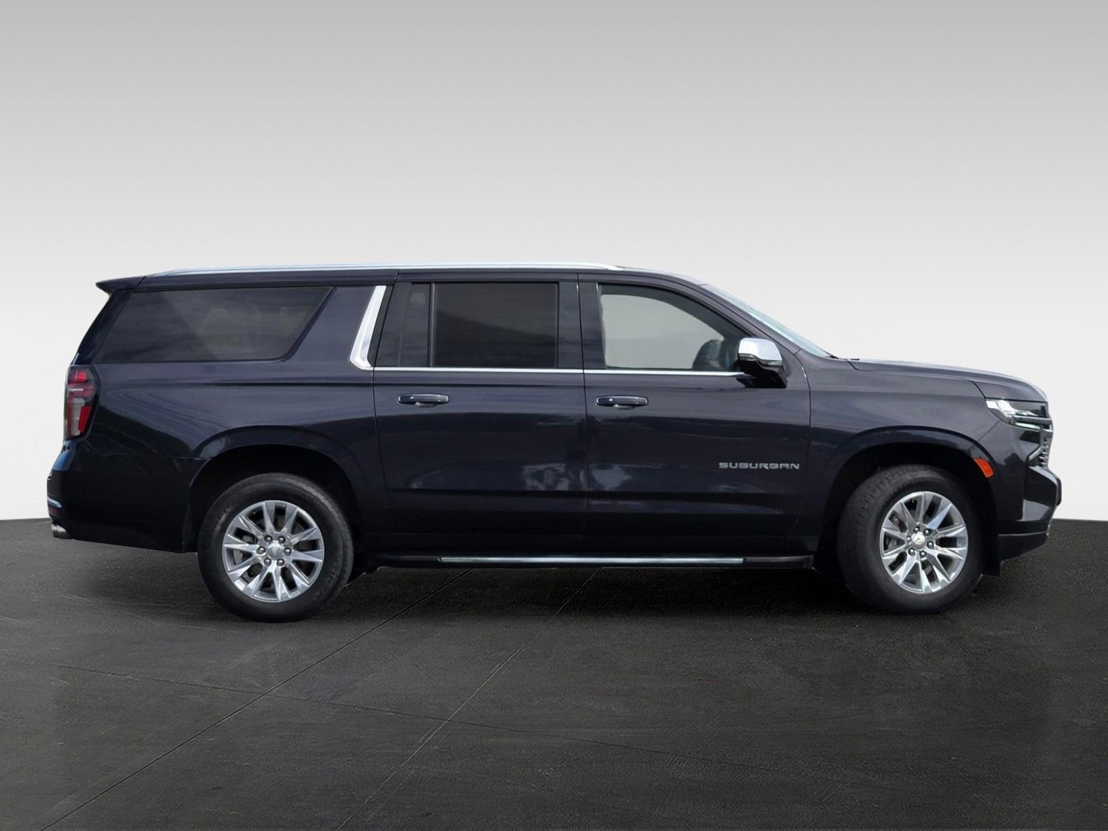 Used 2023 Chevrolet Suburban Premier AWD/4WD image 3