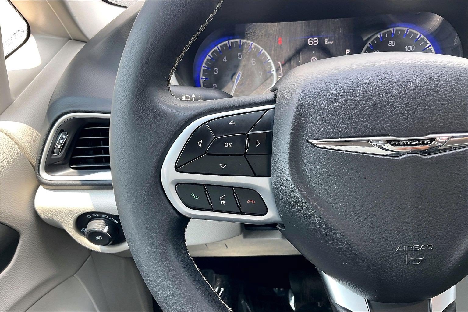Used 2024 Chrysler Pacifica Touring-L FWD image 23