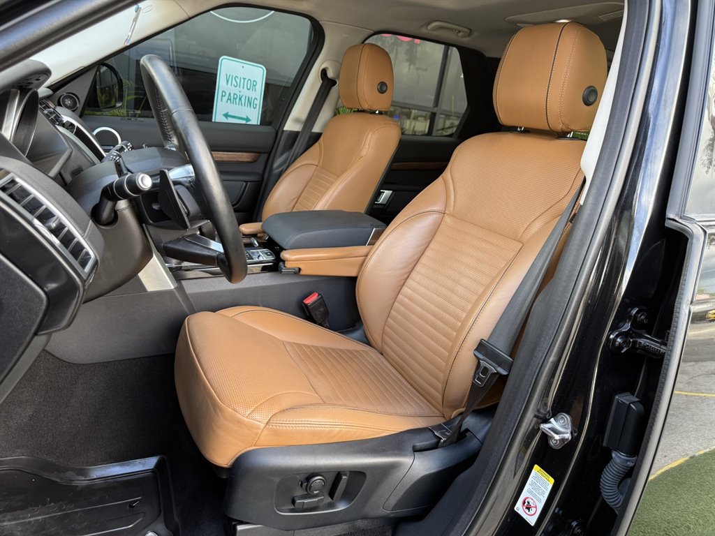 Used 2017 Land Rover Discovery HSE AWD/4WD image 13