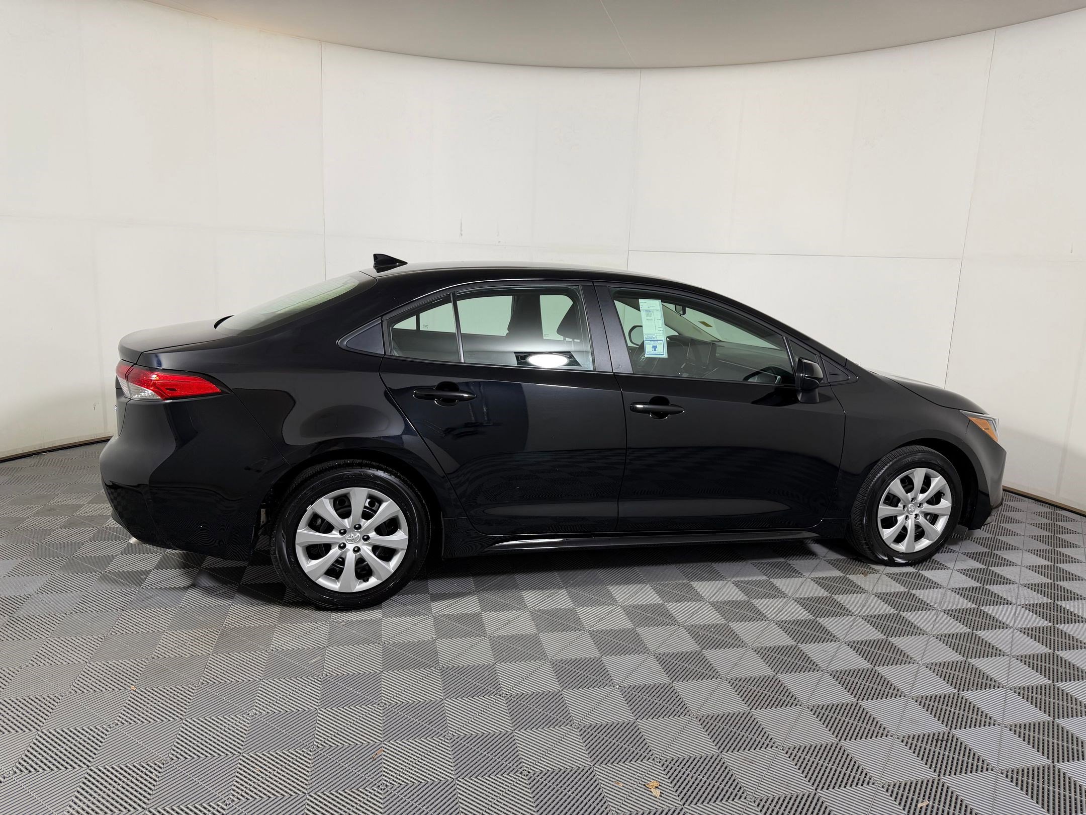 Used 2025 Toyota Corolla LE FWD image 7