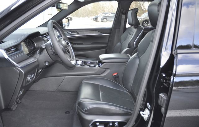 Used 2024 Jeep Grand Cherokee Overland w/ Luxury Tech Group IV image 19