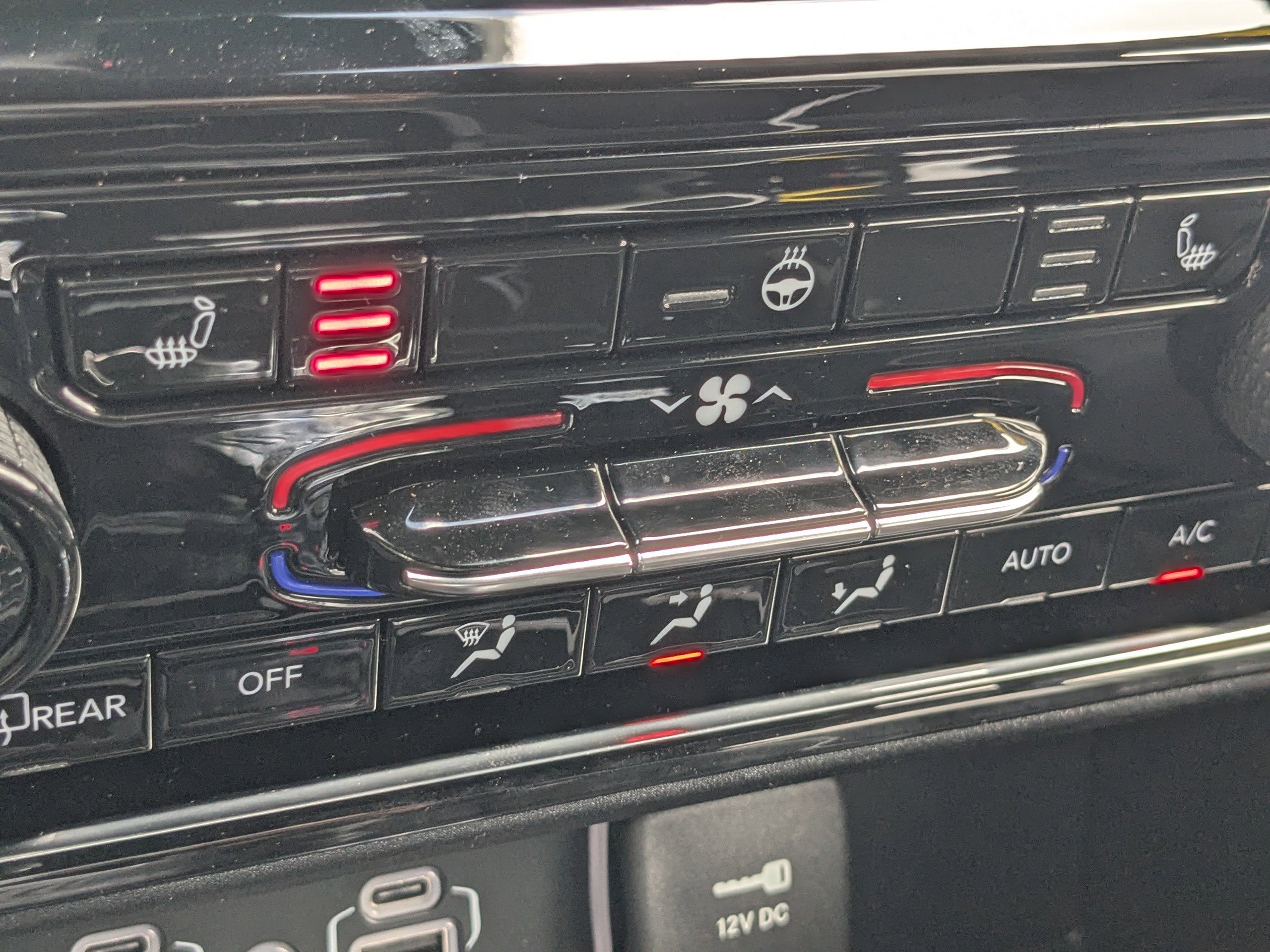 Certified 2025 Jeep Grand Cherokee Laredo w/ Luxury Tech Group I image 18