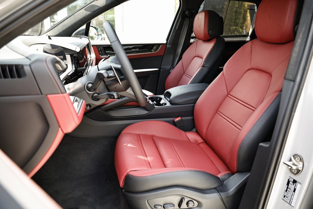 New 2025 Porsche Cayenne Turbo image 4