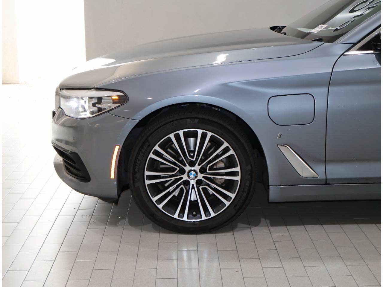 Used 2019 BMW 530e w/ Convenience Package RWD image 4