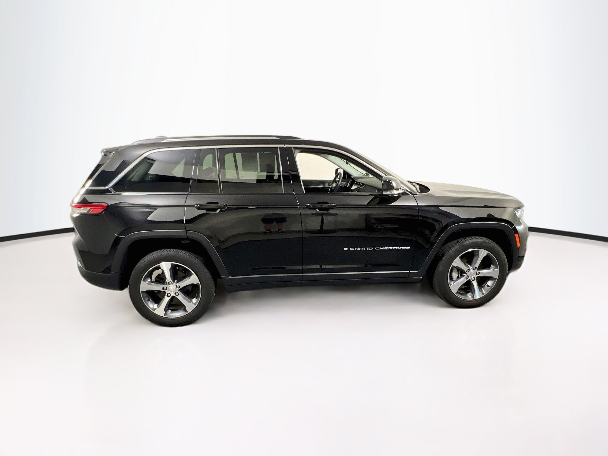 Used 2023 Jeep Grand Cherokee Limited w/ Luxury Tech Group II AWD/4WD image 4