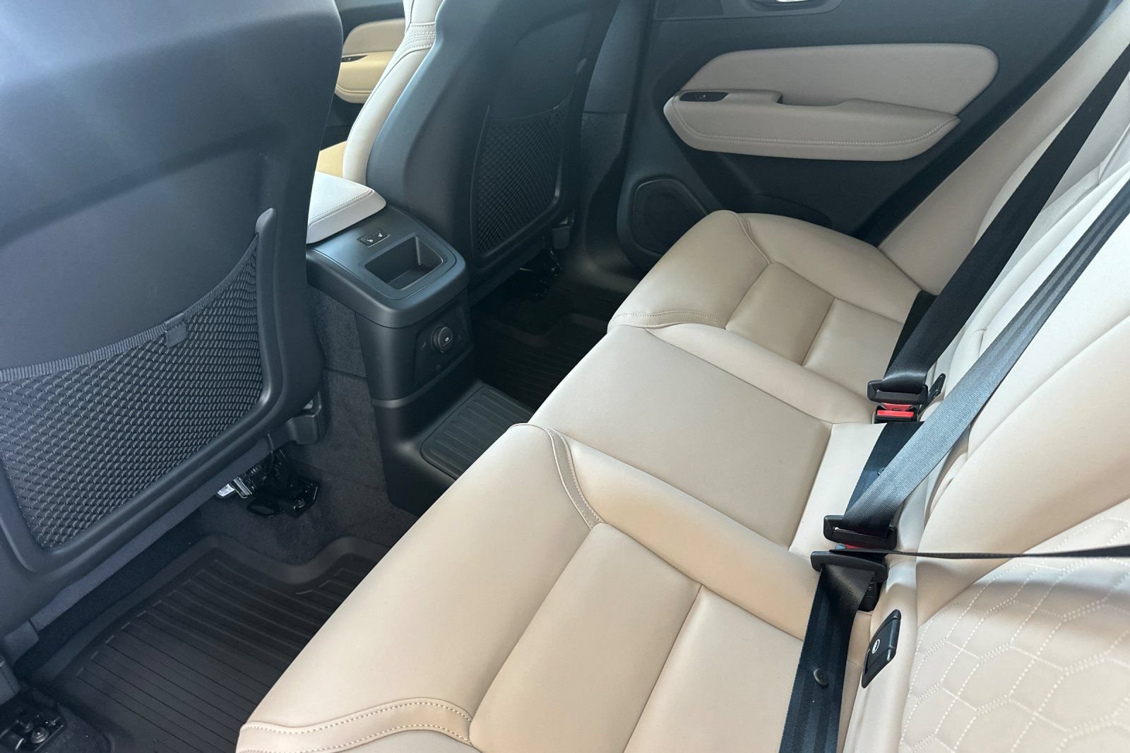 New 2026 Volvo XC60 T8 Plus w/ Protection Package Premier AWD/4WD image 12
