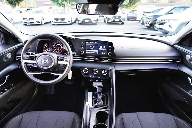 Used 2021 Hyundai Elantra SE w/ Cargo Package image 17