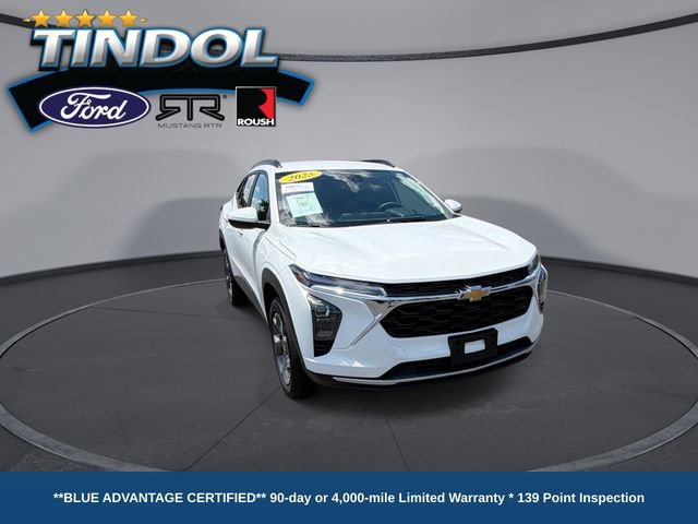 Used 2025 Chevrolet Trax LT FWD image 2