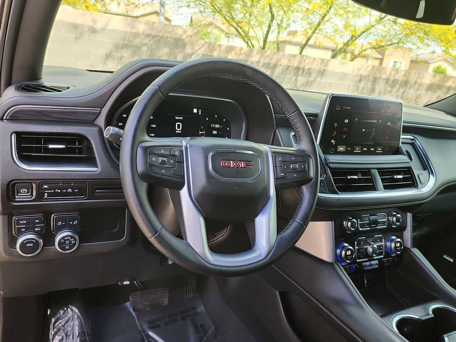 Used 2023 GMC Yukon SLT image 2