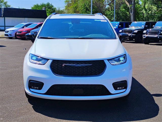 New 2026 Chrysler Pacifica Limited w/ Uconnect Theater Family Group image 36