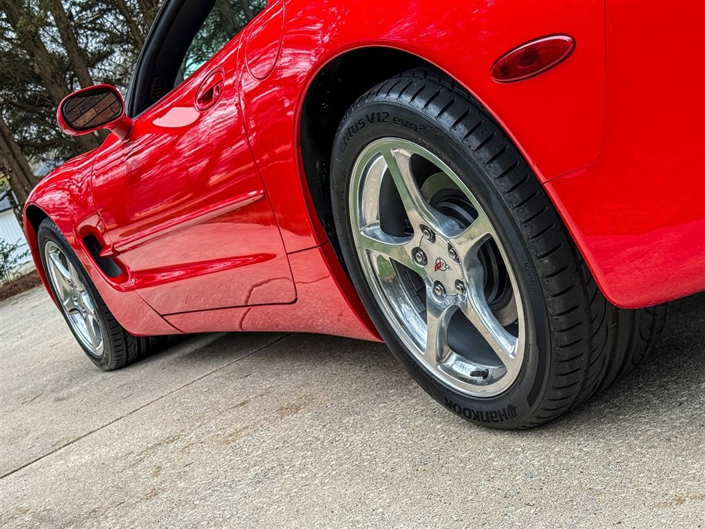 Used 2004 Chevrolet Corvette Coupe w/ Roof Package image 27