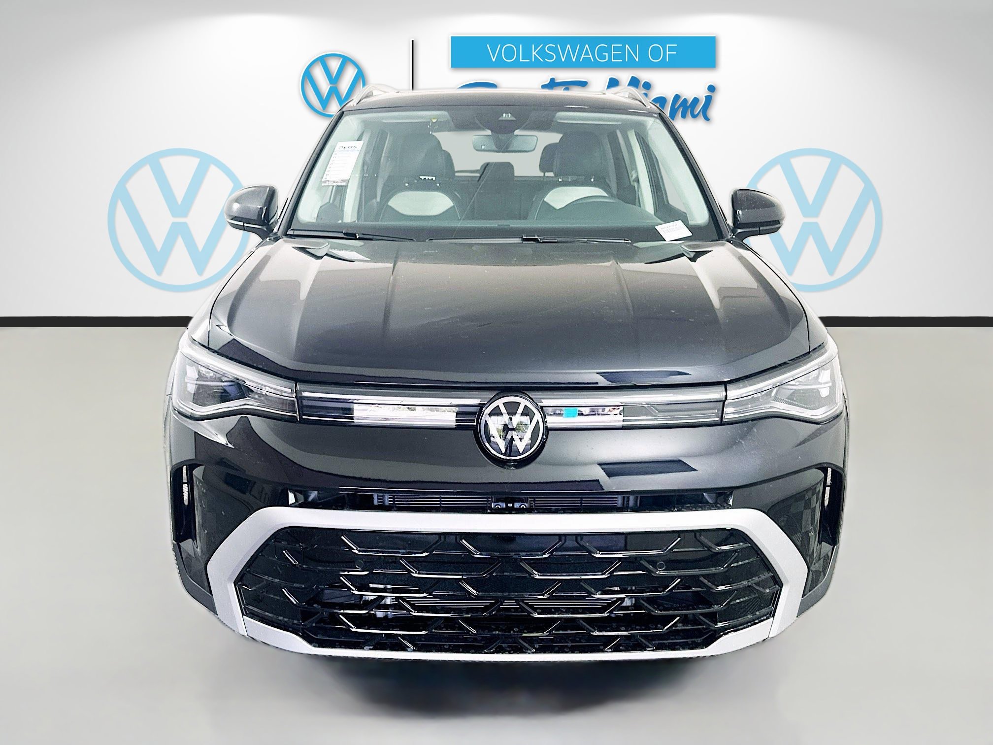 Certified 2025 Volkswagen Taos SEL image 2