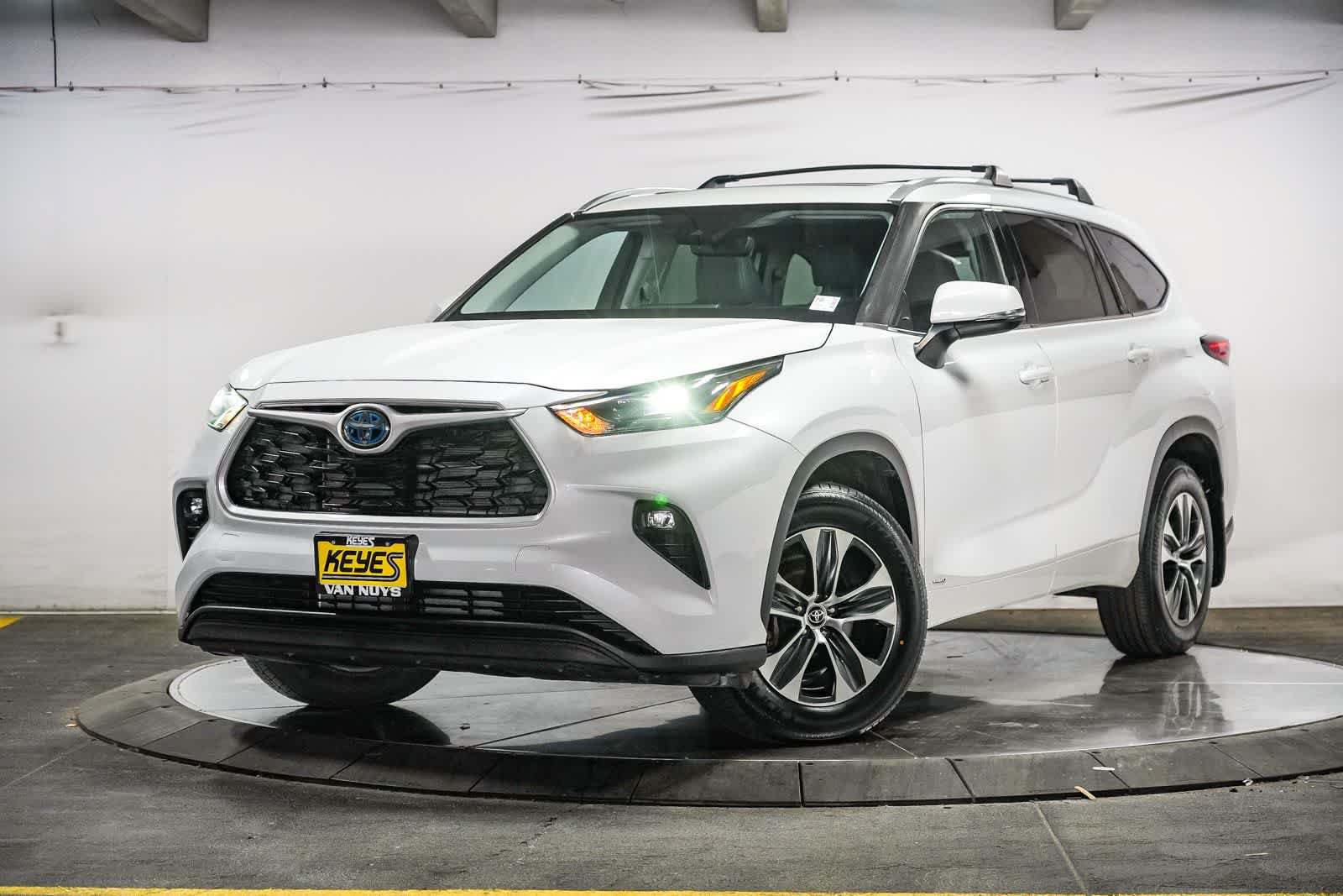 Used 2022 Toyota Highlander XLE AWD/4WD image 1