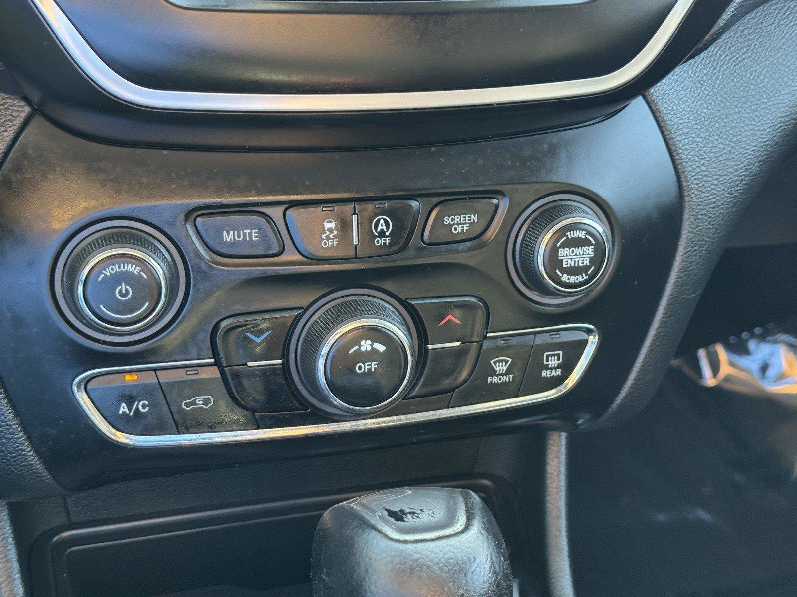 Used 2019 Jeep Cherokee Latitude w/ Popular Appearance Group FWD image 18