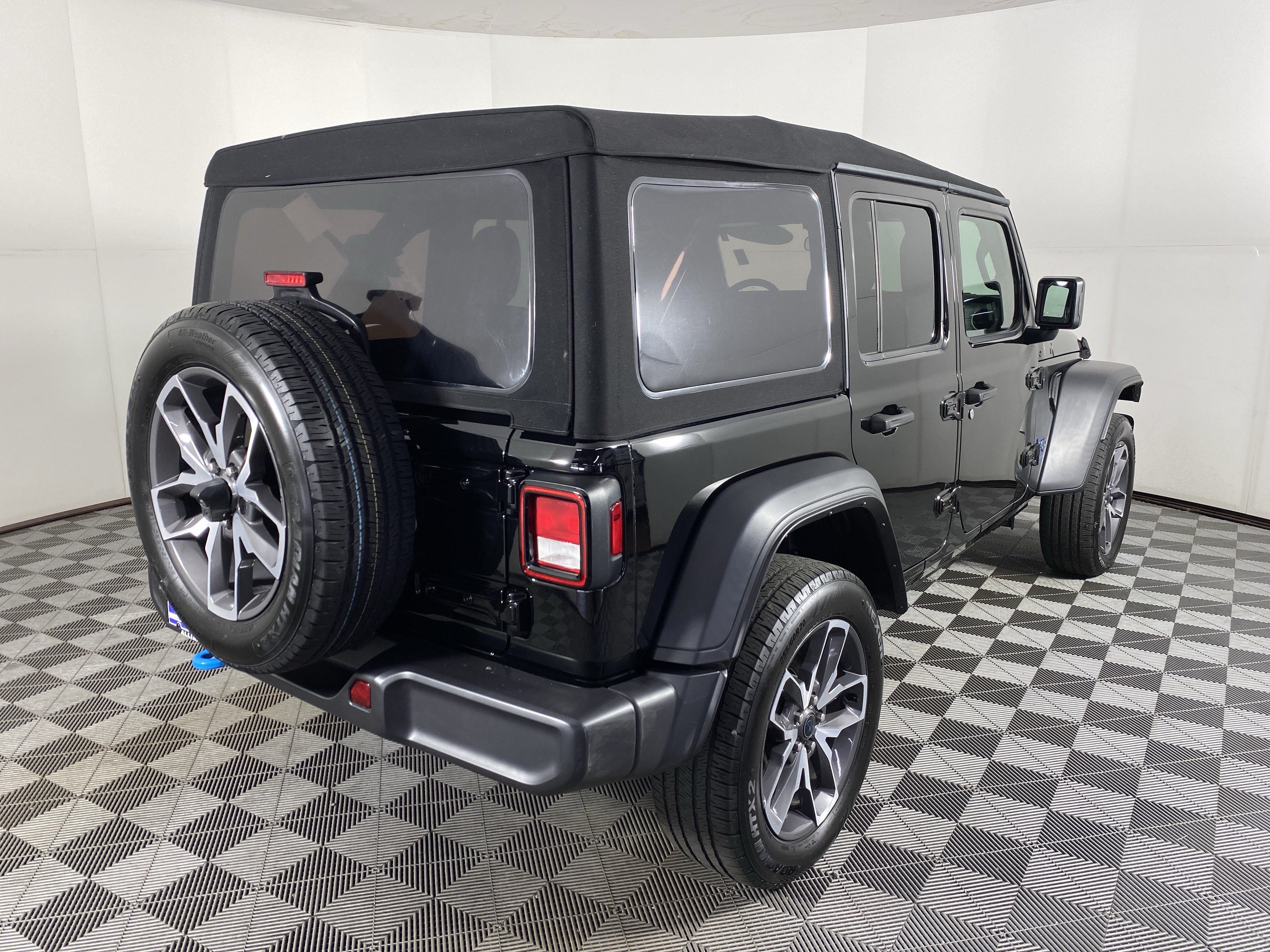 Used 2024 Jeep Wrangler Unlimited w/ Convenience Group AWD/4WD image 7