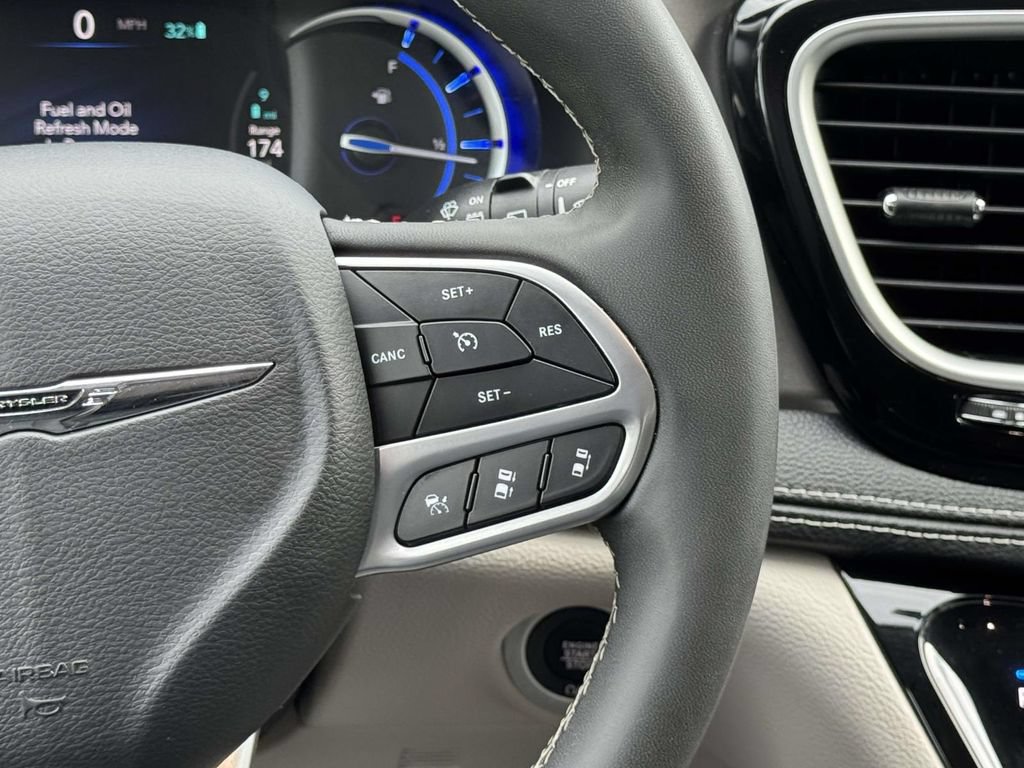 Used 2024 Chrysler Pacifica Limited FWD image 23
