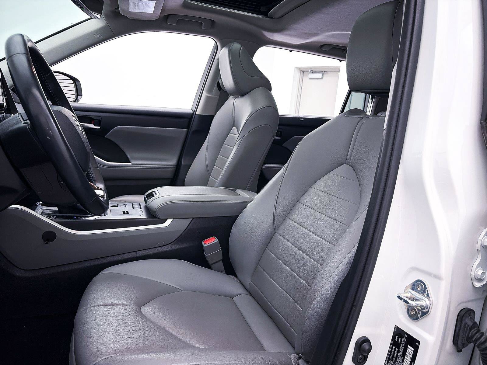 Used 2020 Toyota Highlander XLE AWD/4WD image 15