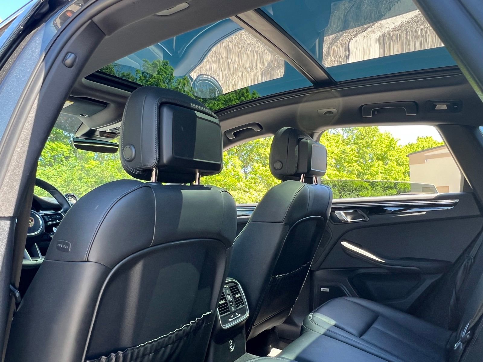 Certified 2022 Porsche Macan S AWD/4WD image 18