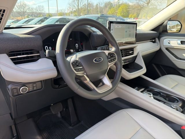 Used 2025 Ford Explorer Active w/ Active Comfort Package image 10