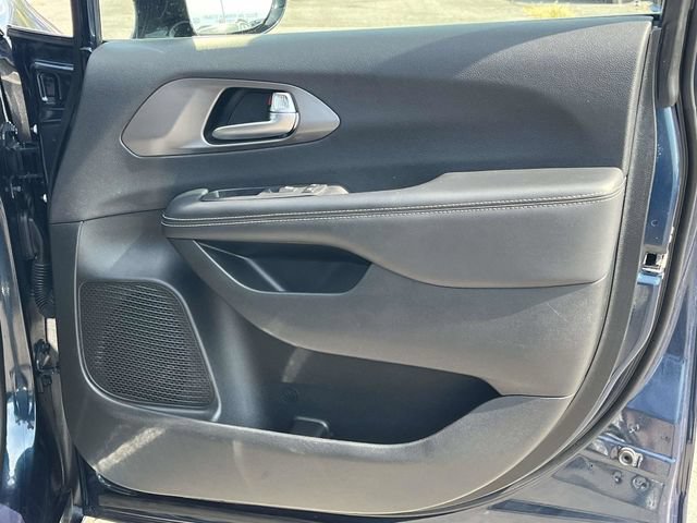 Used 2025 Chrysler Pacifica Select FWD image 25