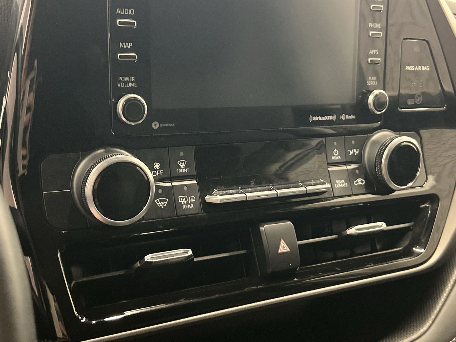 Used 2022 Toyota Highlander LE AWD/4WD image 17