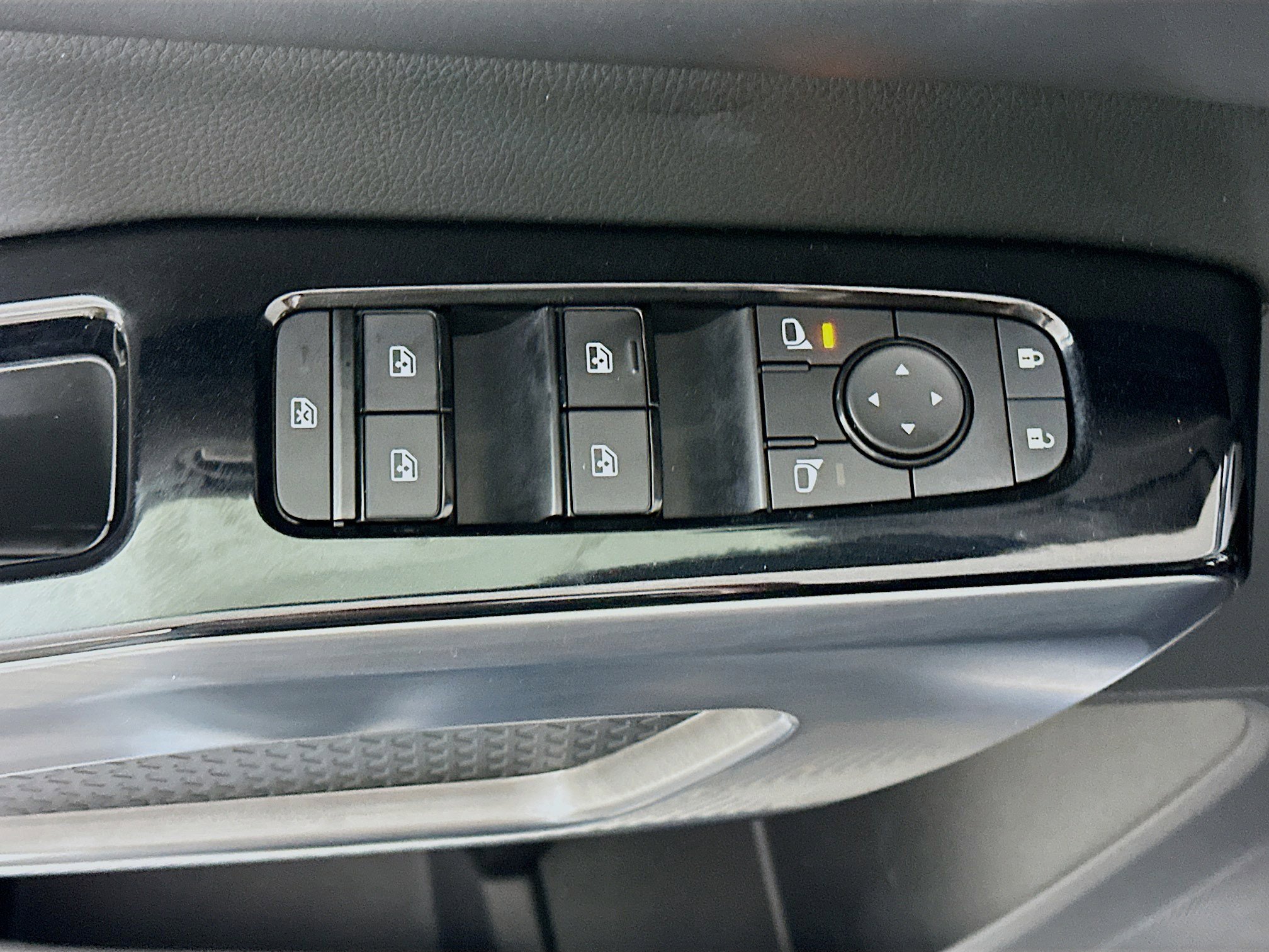 Used 2023 Nissan Pathfinder SL w/ Black Appearance Package image 15