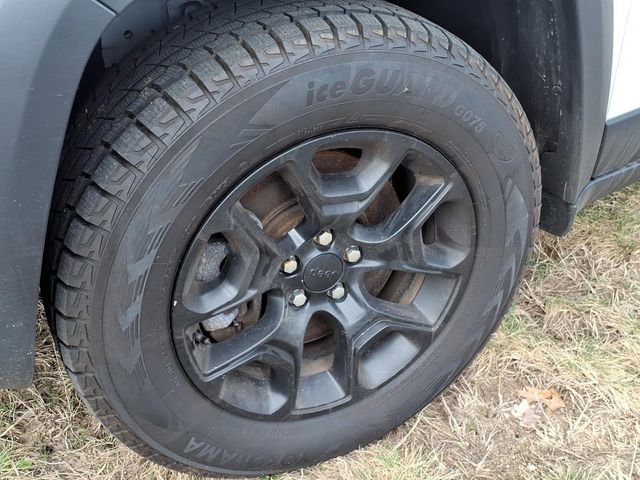 Used 2022 Jeep Cherokee Sport image 6