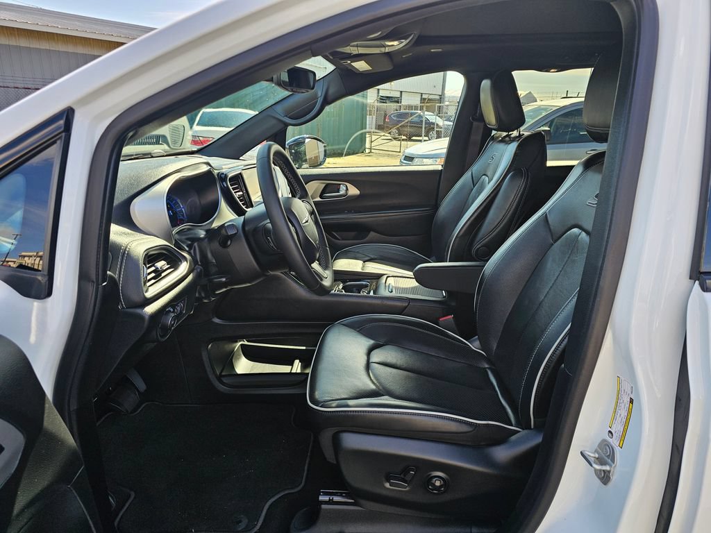 Used 2023 Chrysler Pacifica Limited w/ S Appearance Package FWD image 19