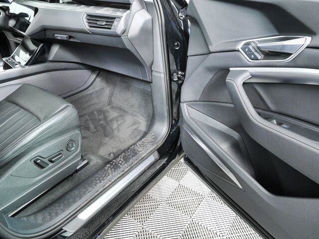 Used 2023 Audi e-tron Premium Plus w/ Premium Plus Package AWD/4WD image 27