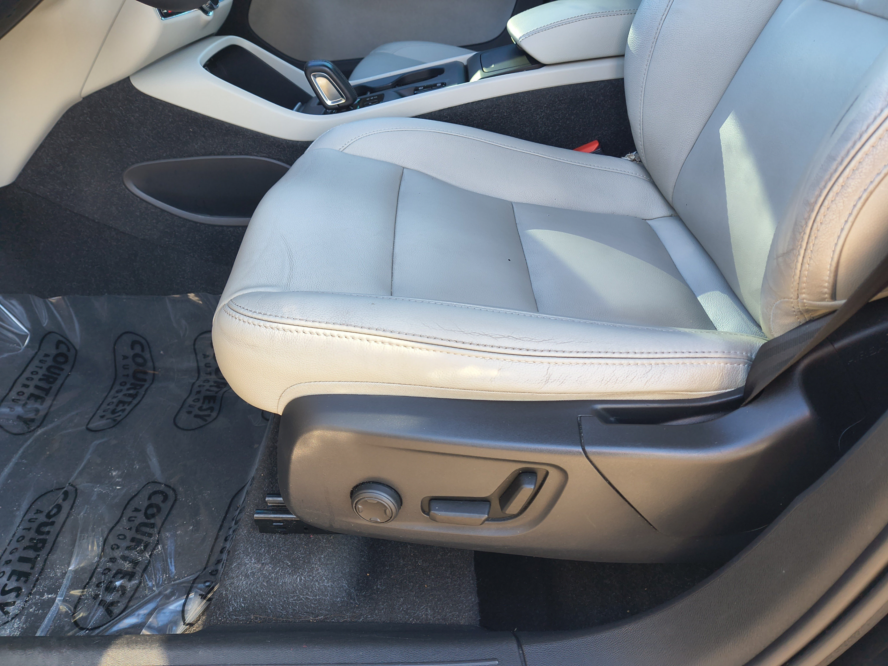 Used 2019 Volvo XC40 T4 Momentum FWD image 20