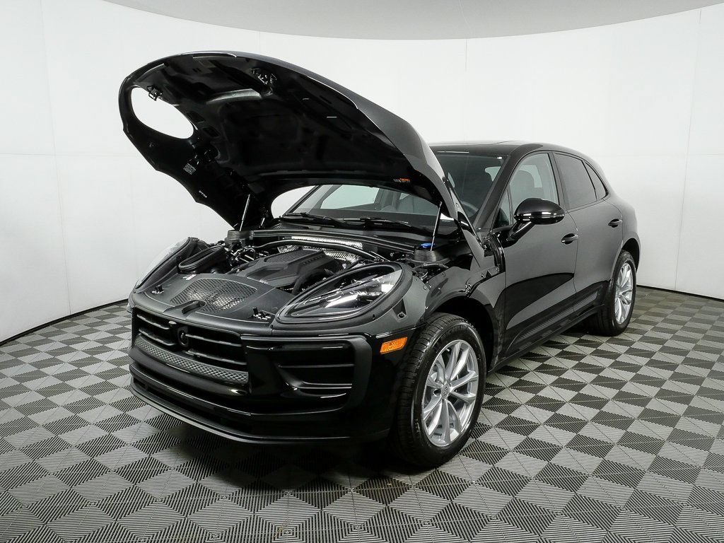 Certified 2026 Porsche Macan AWD/4WD image 34