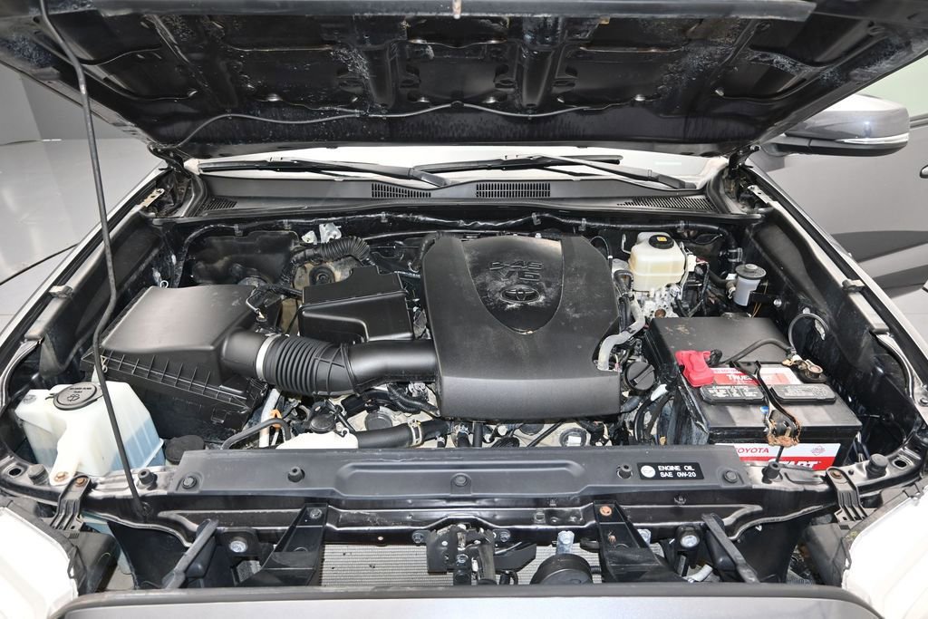 Used 2018 Toyota Tacoma TRD Off-Road AWD/4WD image 11