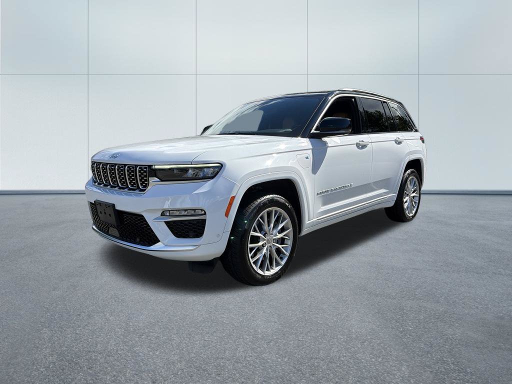 Used 2023 Jeep Grand Cherokee Summit w/ Luxury Tech Group V AWD/4WD image 2
