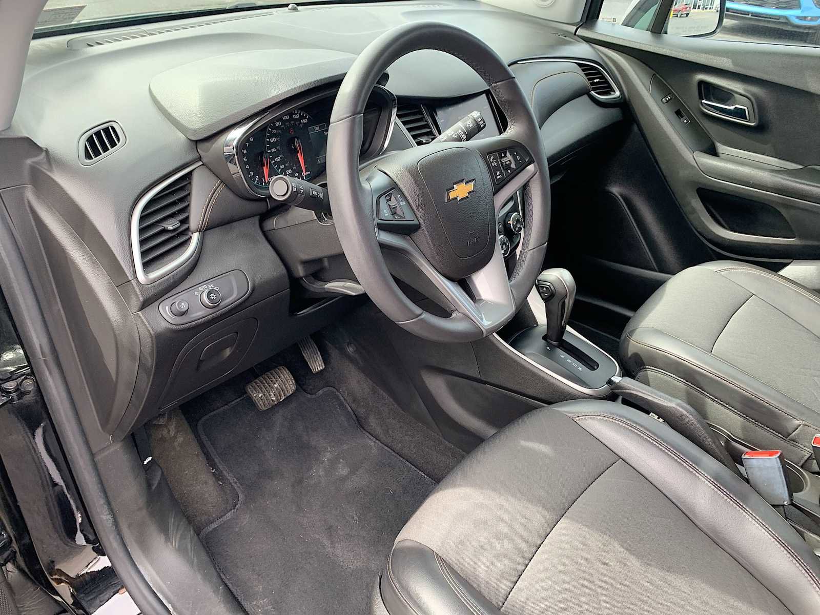 Certified 2022 Chevrolet Trax LT w/ Midnight Edition image 10