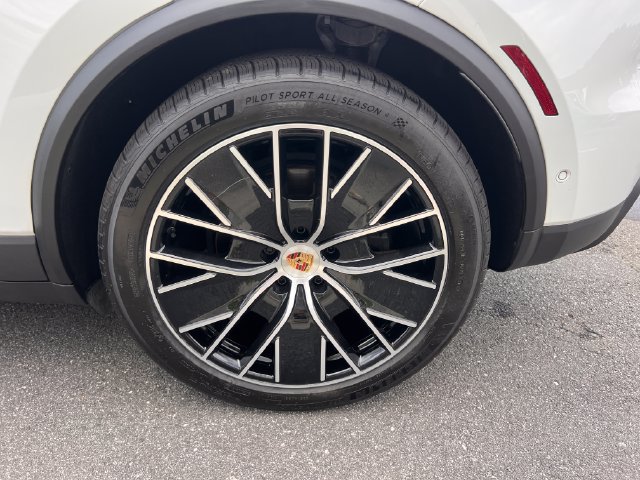 Used 2025 Porsche Macan Electric w/ Premium Package RWD image 37