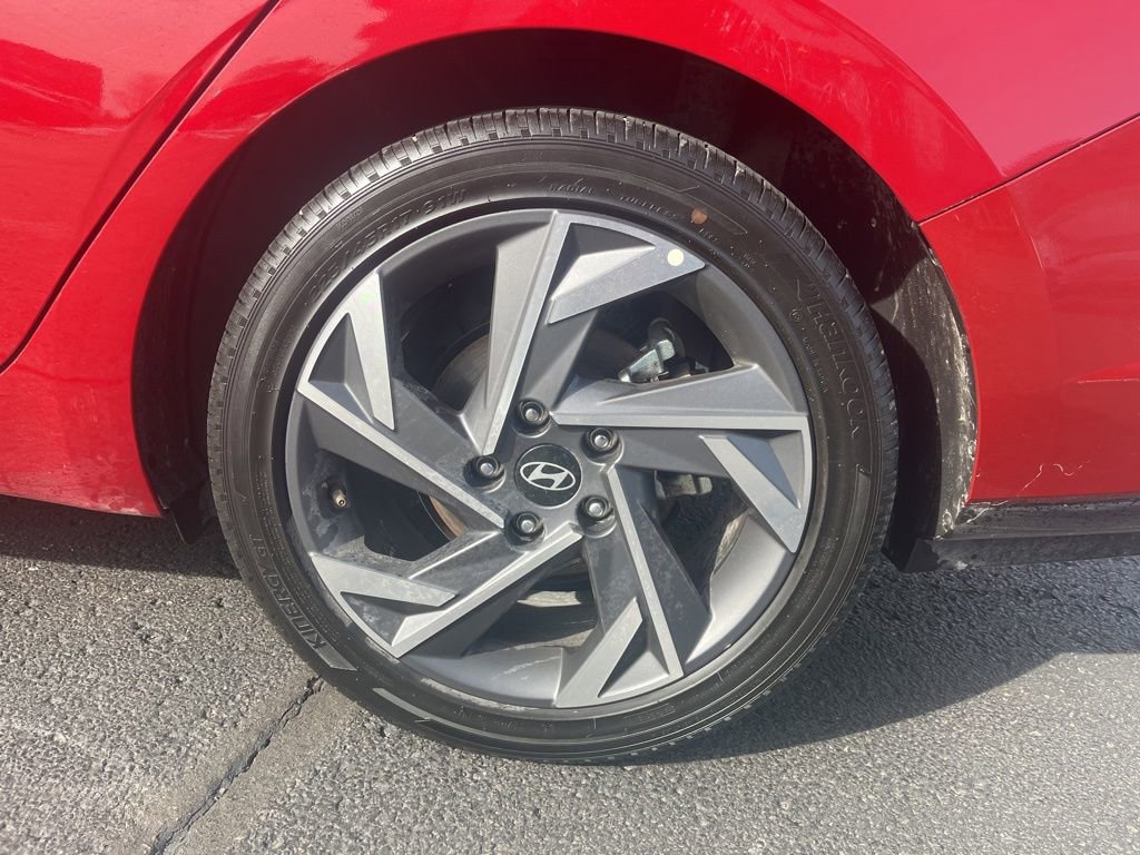 Used 2025 Hyundai Elantra Limited image 10
