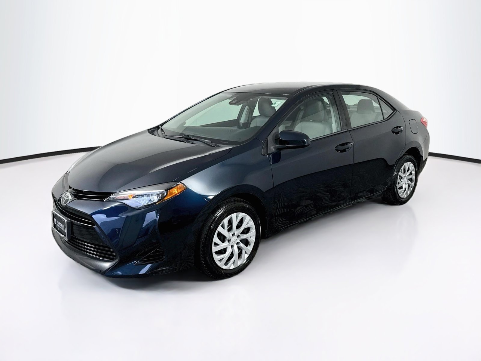 Used 2018 Toyota Corolla LE FWD image 3