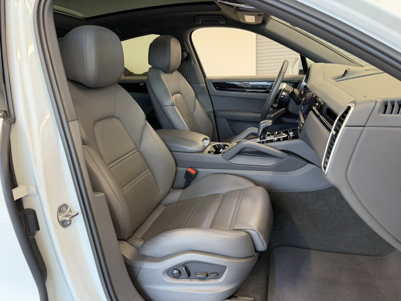 Used 2023 Porsche Cayenne Platinum Edition AWD/4WD image 41