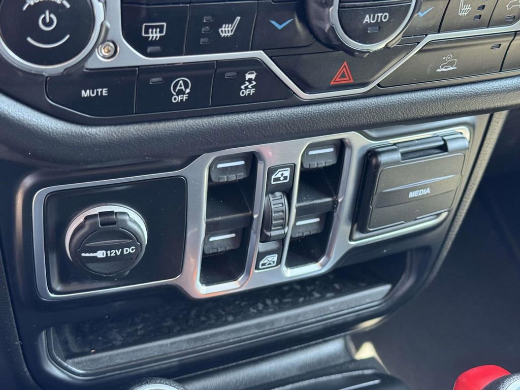Used 2025 Jeep Wrangler Unlimited Sahara AWD/4WD image 27