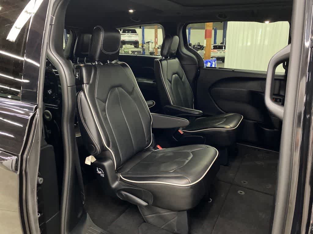 Used 2025 Chrysler Pacifica Limited FWD image 17