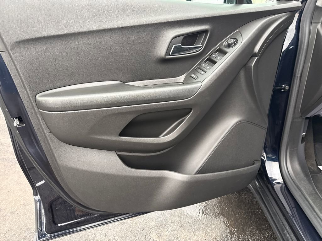 Used 2021 Chevrolet Trax LS image 12