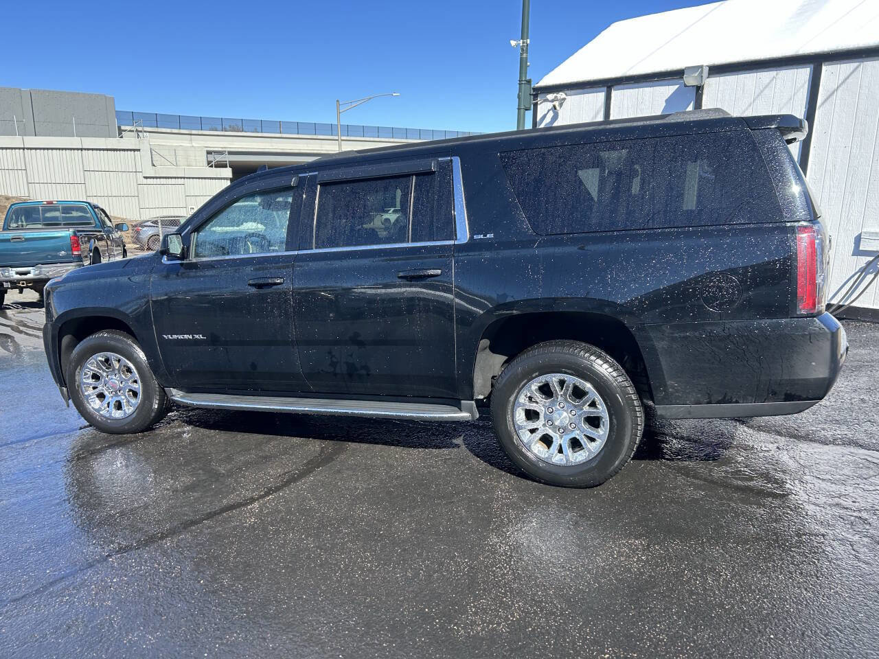 Used 2017 GMC Yukon XL SLE image 4