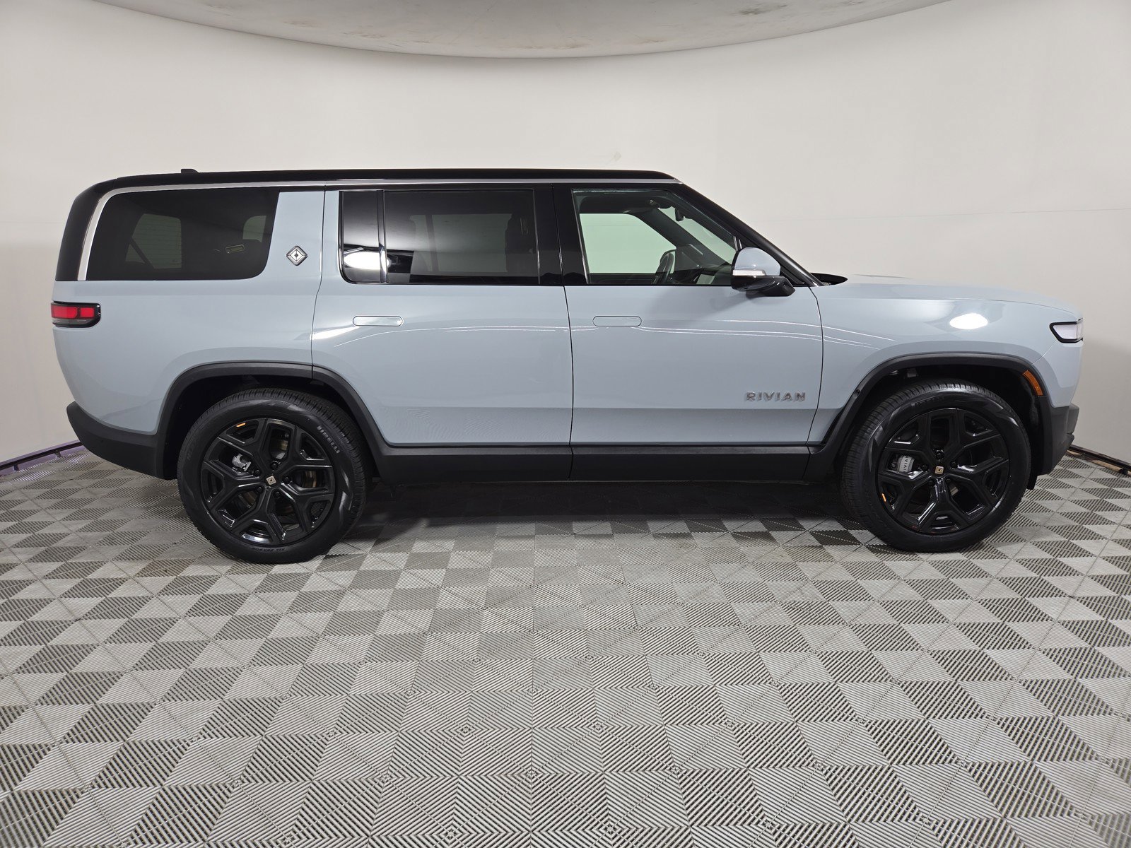 Used 2024 Rivian R1S Adventure AWD/4WD image 6
